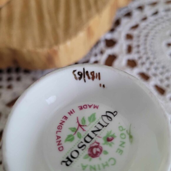 WINDSOR - Vintage Burgundy Red & Gold Porcelain Tea Cup - Picture 12 of 12